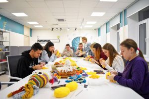 С заботой о детях: столичные студенты участвуют в социальном волонтерстве. Фото: пресс-служба Комитета общественных связей и молодежной политики города Москвы