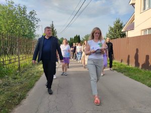 Представители Молодежной палаты провели совместно с главой управы обход деревни Шаганино.Фото: Telegram-канал главы управы Краснопахорского района Юрия Няньчура