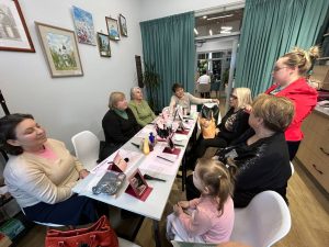 Уроки макияжа состоялись в ЦМД «Краснопахорский». Фото предоставила председатель Совета ветеранов Краснопахорского района Лидия Безрукова