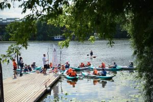 Занятия по водным видам спорта будут проходить на базе гребного клуба «Академия» под руководством опытных тренеров. Фото: сайт мэра Москвы