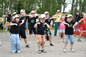 Специалисты ДК «Михайловское» организовали детские программы в Липовом парке . Фото: официальная страница ДК «Михайловское» в социальных сетях