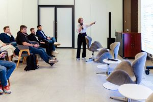 Теоретическая часть доступна на платформе i.moscow и представляет собой серию видеоуроков, посвященных видам инвестиционных инструментов, моделям вложений, регулированию рынка и методикам оценки стартапов. Фото: пресс-служба Департамента предпринимательства и инновационного развития города Москвы