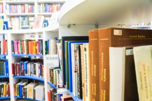 Горожан пригласили на открытие книжной выставки «Поэт родной земли: Есенин» в Краснопахорском районе. Фото: Ксения Догонашева, «Вечерняя Москва»