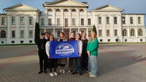 Активисты из Краснопахорского района приняли участие в экскурсии по усадьбе Дурбровицы. Фото: официальная страница Молодежного клуба РГО «Плесково» в социальных сетях
