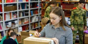 Отправили в зону боевых действий и на приграничные территории одежду, продукты, средства гигиены и другие предметы первой необходимости. Фото: пресс-служба Департамента образования и науки города Москвы