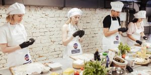 Гости мастер-класса будут готовить пироги со сладкими начинками из яблок и вишни — традиционные угощения, символизирующие гостеприимство и открытость русской души. Фото: пресс-служба Комитета общественных связей и молодежной политики города Москвы