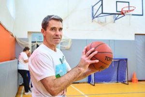 По словам тренеров, спорт особенно близок мужчинам, поскольку многие занимались им в молодости. Участие в занятиях помогает вновь почувствовать драйв игры. Фото: сайт мэра Москвы