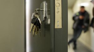 Специалисты Департамента городского имущества Москвы оказывают содействие участникам программы реновации в оформлении документов на новые квартиры. Фото: Анатолий Цымбалюк, «Вечерняя Москва»