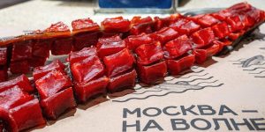 Сибирский деликатес юкола пользуется спросом у посетителей рынков «Москва — на волне». Фото: пресс-служба Департамента торговли и услуг города Москвы