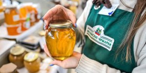 Посетителям предлагается богатый выбор сортов. Фото: пресс-служба Департамента торговли и услуг города Москвы