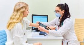 Получить разрешение можно в приложении «ЕМИАС. ИНФО». Фото: сайт мэра Москвы