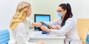 Получить разрешение можно в приложении «ЕМИАС. ИНФО». Фото: сайт мэра Москвы