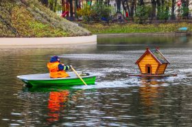 Данный процесс требует тщательной организации, так как вес каждого домика варьируется от 30 до 50 килограмм. Фото: пресс-служба комплекса городского хозяйства Москвы