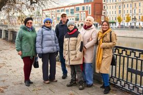 Профессиональные гиды проекта «Московское долголетие» проводят экскурсии, которые сочетают прогулки, изучение истории и живое общение. Фото: пресс-служба Департамента труда и социальной защиты населения города Москвы