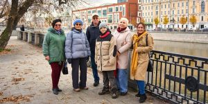 Профессиональные гиды проекта «Московское долголетие» проводят экскурсии, которые сочетают прогулки, изучение истории и живое общение. Фото: пресс-служба Департамента труда и социальной защиты населения города Москвы