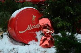 По мнению респондентов, новогодние украшения делают столицу привлекательнее для гостей города. Фото: Анна Быкова, «Вечерняя Москва»