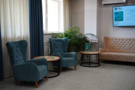 Сотрудники ЦМД «Краснопахорский» организуют кинопоказ. Фото: Анна Быкова, «Вечерняя Москва»