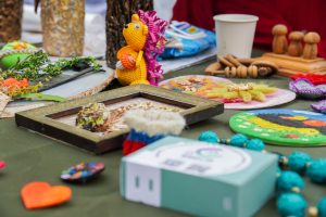 Сотрудники ДК «Михайловское» организуют занятие по созданию игрушки-антистресса. Фото: Ксения Догонашева, «Вечерняя Москва»