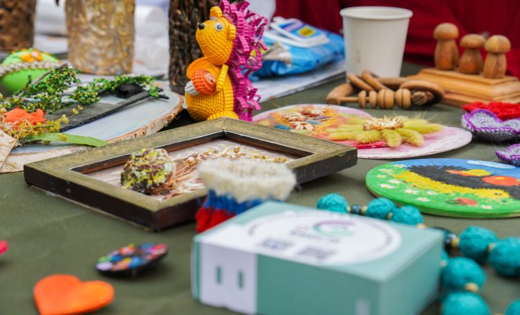 Сотрудники ДК «Михайловское» организуют занятие по созданию игрушки-антистресса. Фото: Ксения Догонашева, «Вечерняя Москва»