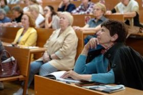 Участники «Московского долголетия» могут изучать в столичных вузах арт-терапию и работу с нейросетями. Фото: пресс-служба Департамента труда и социальной защиты населения города Москвы