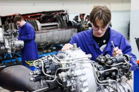 По словам заместителя мэра Москвы в Правительстве Москвы по вопросам социального развития Анастасии Раковой, сильная современная материальная база — кулинарные полигоны, станки, компьютеры — позволит студентам обучаться на практике, в условиях, максимально приближенных к реальным. Фото: пресс-служба Департамента образования и науки города Москвы