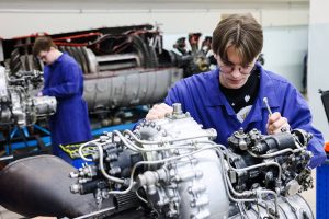 По словам заместителя мэра Москвы в Правительстве Москвы по вопросам социального развития Анастасии Раковой, сильная современная материальная база — кулинарные полигоны, станки, компьютеры — позволит студентам обучаться на практике, в условиях, максимально приближенных к реальным. Фото: пресс-служба Департамента образования и науки города Москвы