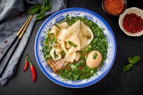 На Манежной площади предприниматели предлагают редкие сорта чая и готовят рамен с традиционной лапшой. Фото: пресс-служба Департамента торговли и услуг города Москвы