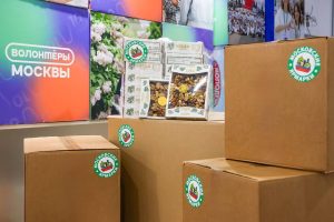 Участники московских ярмарочных мероприятий регулярно оказывают помощь бойцам специальной военной операции, а к праздничным датам стараются приготовить что-то особенное. Фото: пресс-служба Департамента торговли и услуг города Москвы