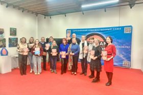 Художнице из Краснопахорского вручили диплом за первое место на международной выставке. Архив Ольги Николаевой